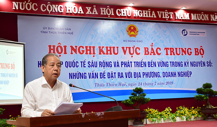 Chủ tịch UBND tỉnh Phan Ngọc Thọ phát biểu tại hội nghị 
