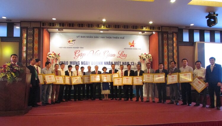 Trao tặng bằng khen của Trung Ương Hội doanh nghiệp trẻ Việt Nam cho 2 tập thể và 25 hội viên Hội doanh nhân trẻ tỉnh TT Huế.
